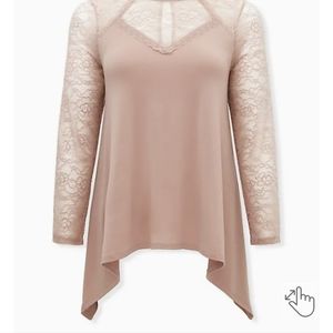 TORRID TAUPE CREPE AND LACE SHARKBITE TOP NWT